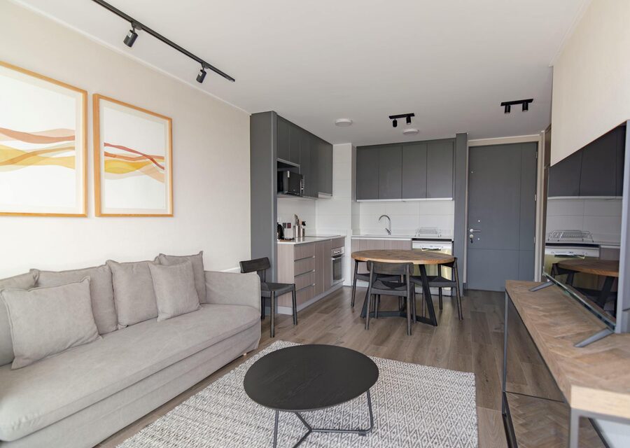 Salon y cocina reformados con acabados modernos
