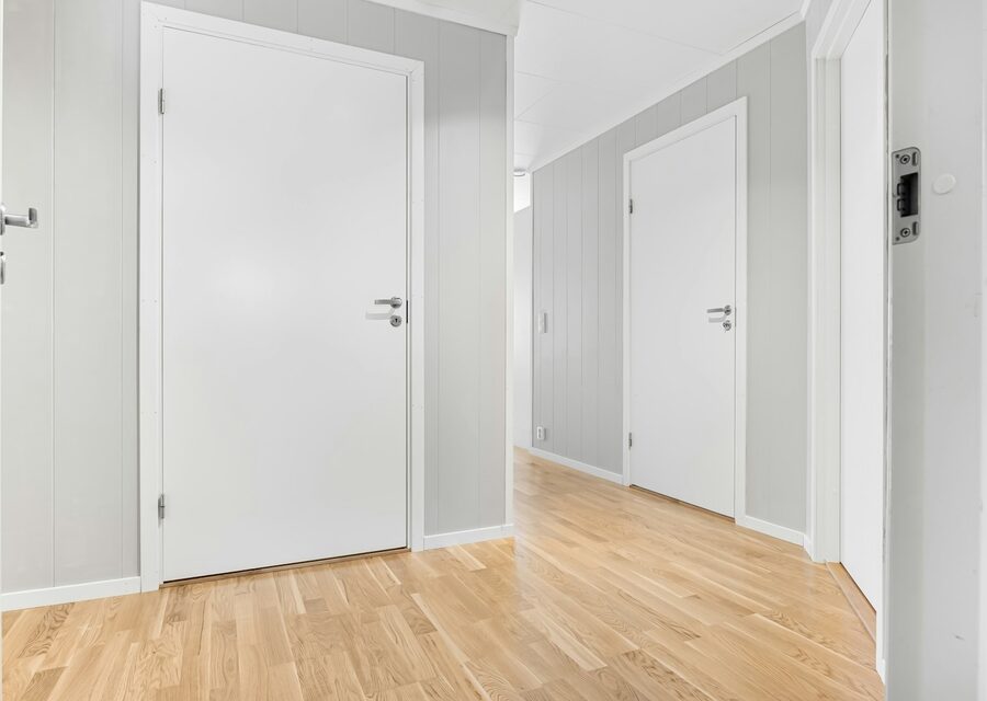 Puertas interiores blancas instaladas en vivienda reformada