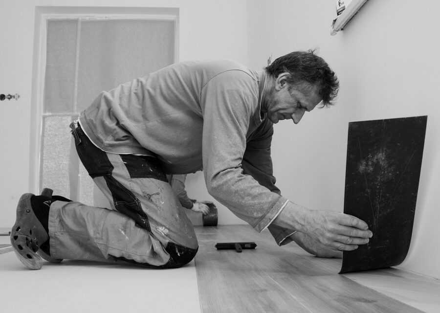 Profesional colocando tarima en una habitacion
